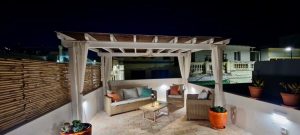 dakterras van vissershuisje in Olhão met luxe lounge set, pergola en verlichting