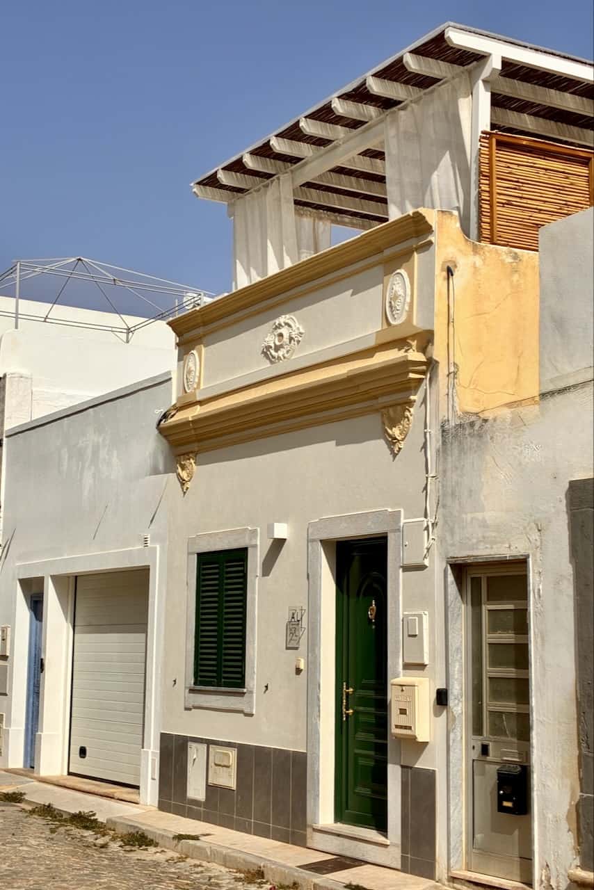 Casinha na Baixa Olhão - de voordeur huis in het oude centrum van olhão met groene luiken en voordeur en dakterras met pergola